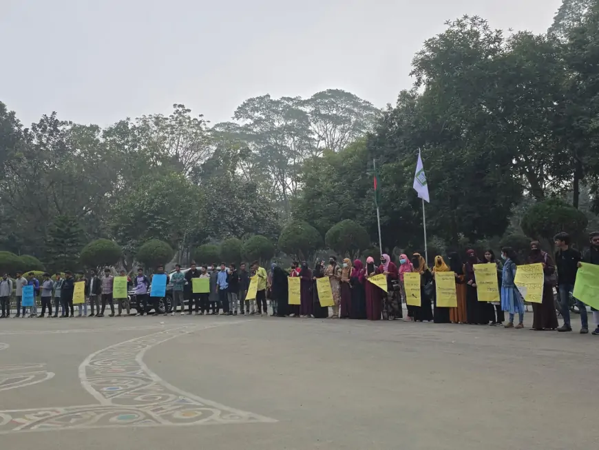 বরাদ্দকৃত শ্রেণিকক্ষ বন্টনের দাবিতে শিক্ষার্থীদের আন্দোলন